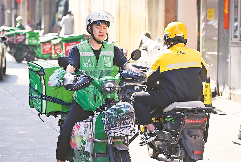2月16日，福州各超巿送菜员和外卖送餐员为市民的围炉贺岁而奔波。本报记者 游庆辉 摄