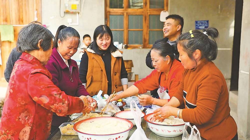 2月16日，泰宁县杉城镇大坪村的广场上热气缭绕、米香弥漫。村民围聚在传统石臼旁，木槌起落有序的捶打声与阵阵欢笑声交织成一片暖意融融的景象。本报记者 庄紫怡见习记者 李子衡 摄