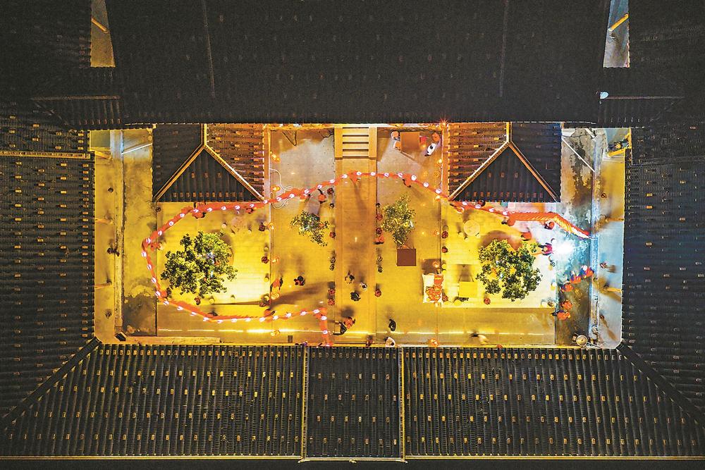 2月15日晚，永泰县白云乡大坪村永潮寨灯火璀璨，省级非遗椽板龙蜿蜒入寨。锣鼓声中，游龙穿梭腾跃，为马年春节送上祥瑞，也让古寨漾满闽地民俗的浓浓年味。陈成才 摄