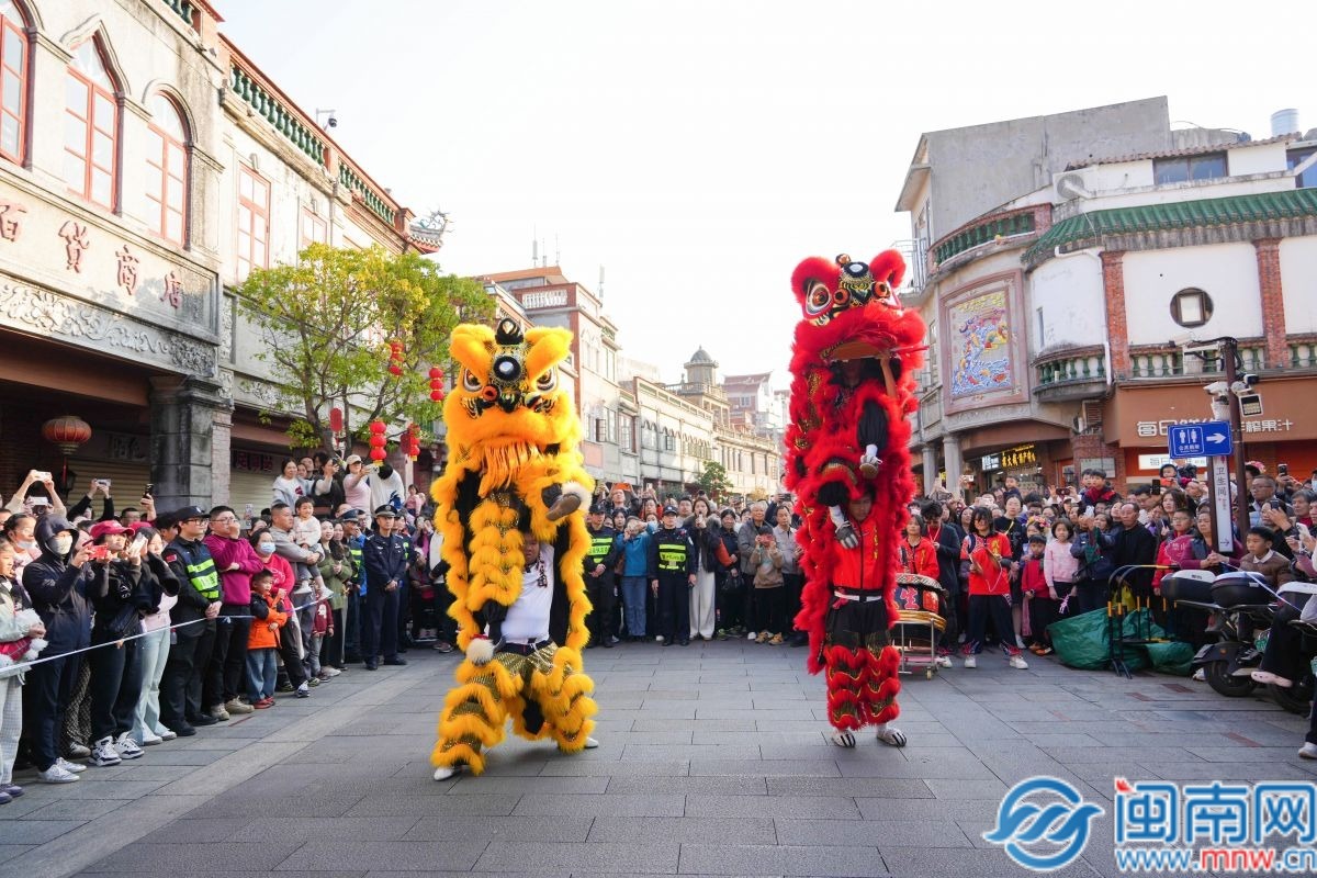 非遗闹新春 泉州古城上演舞狮快闪