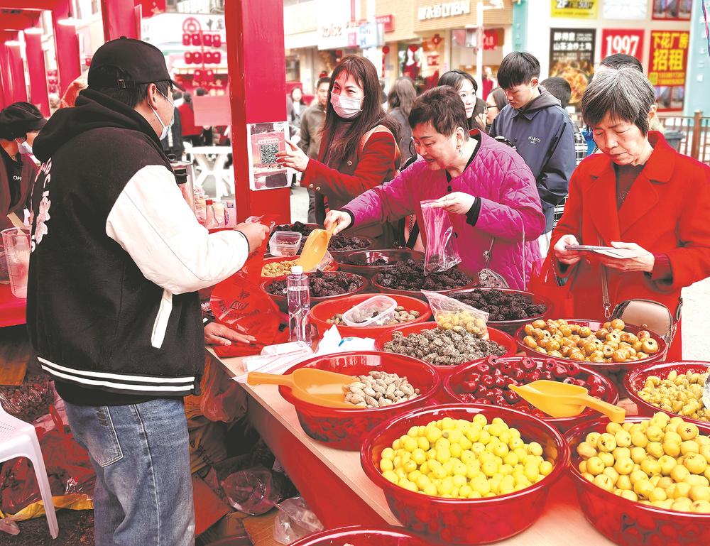 游客在文献路步行街选购特色年礼。 刘志雄 摄  