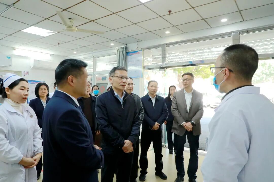 云霄县县长走访慰问春节期间坚守工作岗位的工作人员