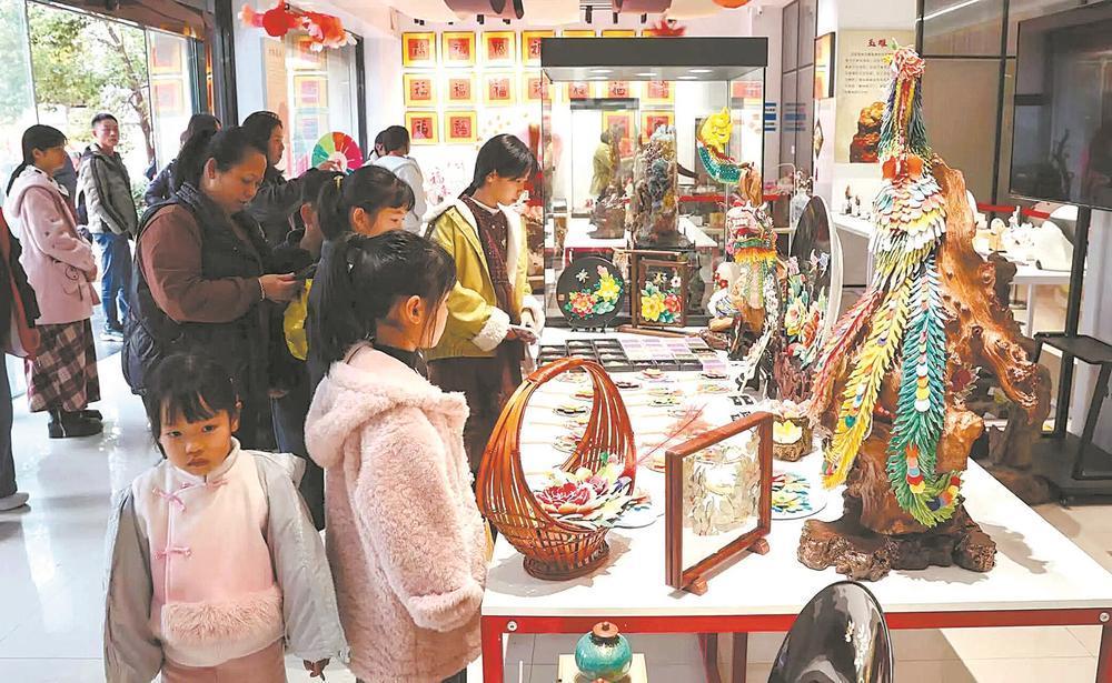 剪瓷雕非遗馆内游客多