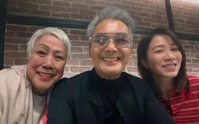 佘诗曼晒“人生第一张与周润发的自拍”:超温馨