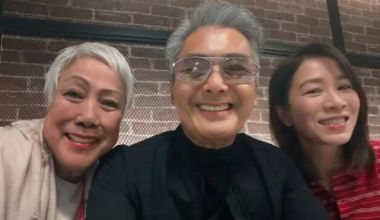 佘诗曼晒“人生第一张与周润发的自拍”：超温馨