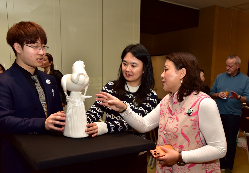 “中国白·德化瓷”亮相瑞士 拓展国际传播新渠道