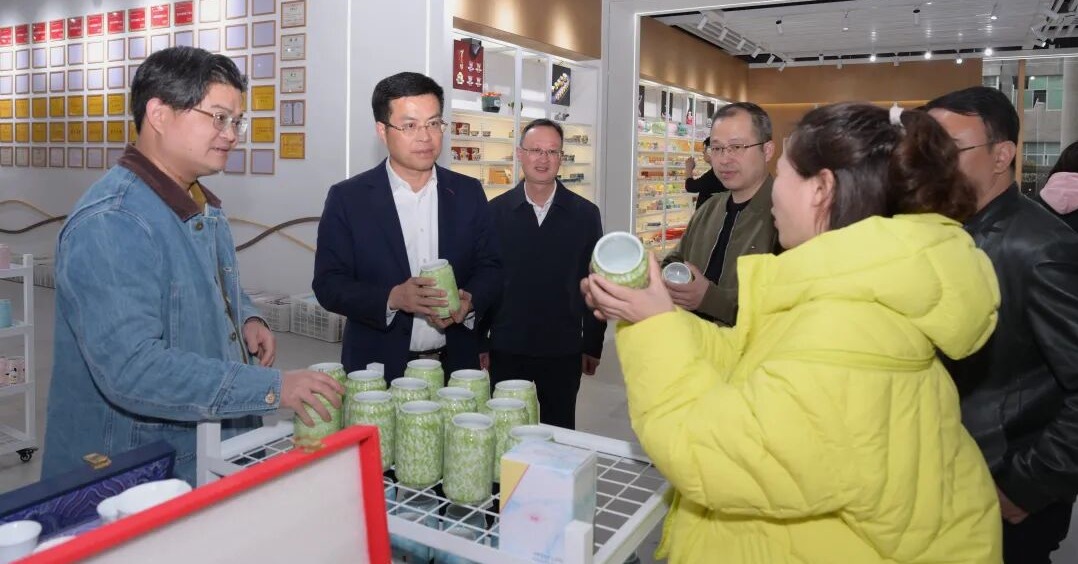 德化县县长吴志朴开展春节后走访调研