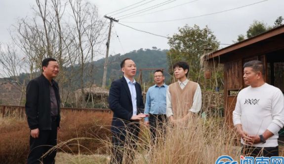 ������ί��ǵ���ũ���������ں�ʾ������չ����