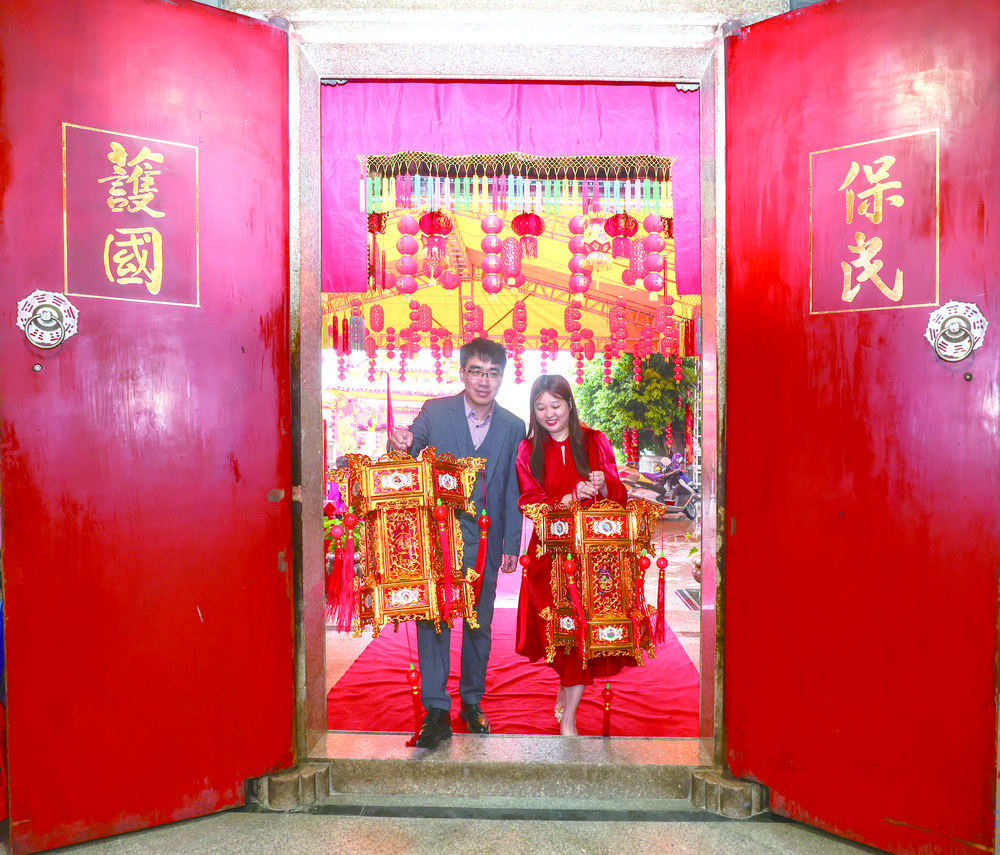 闽台东石灯俗迎18对新人挂灯