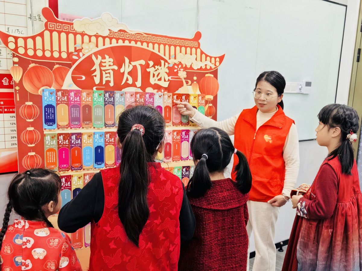 平安产险泉州中心支公司：开学启新程 花灯闹元宵