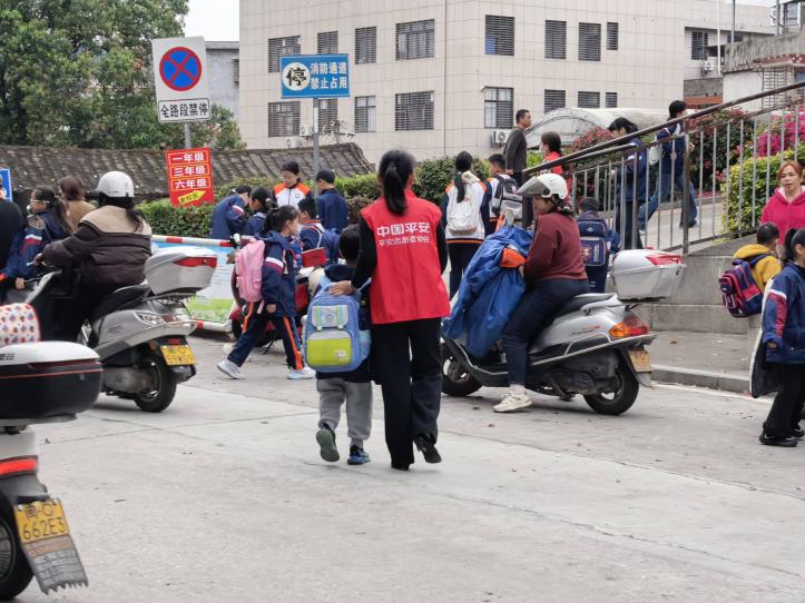 平安产险泉州中心支公司：平安护学 暖守童心