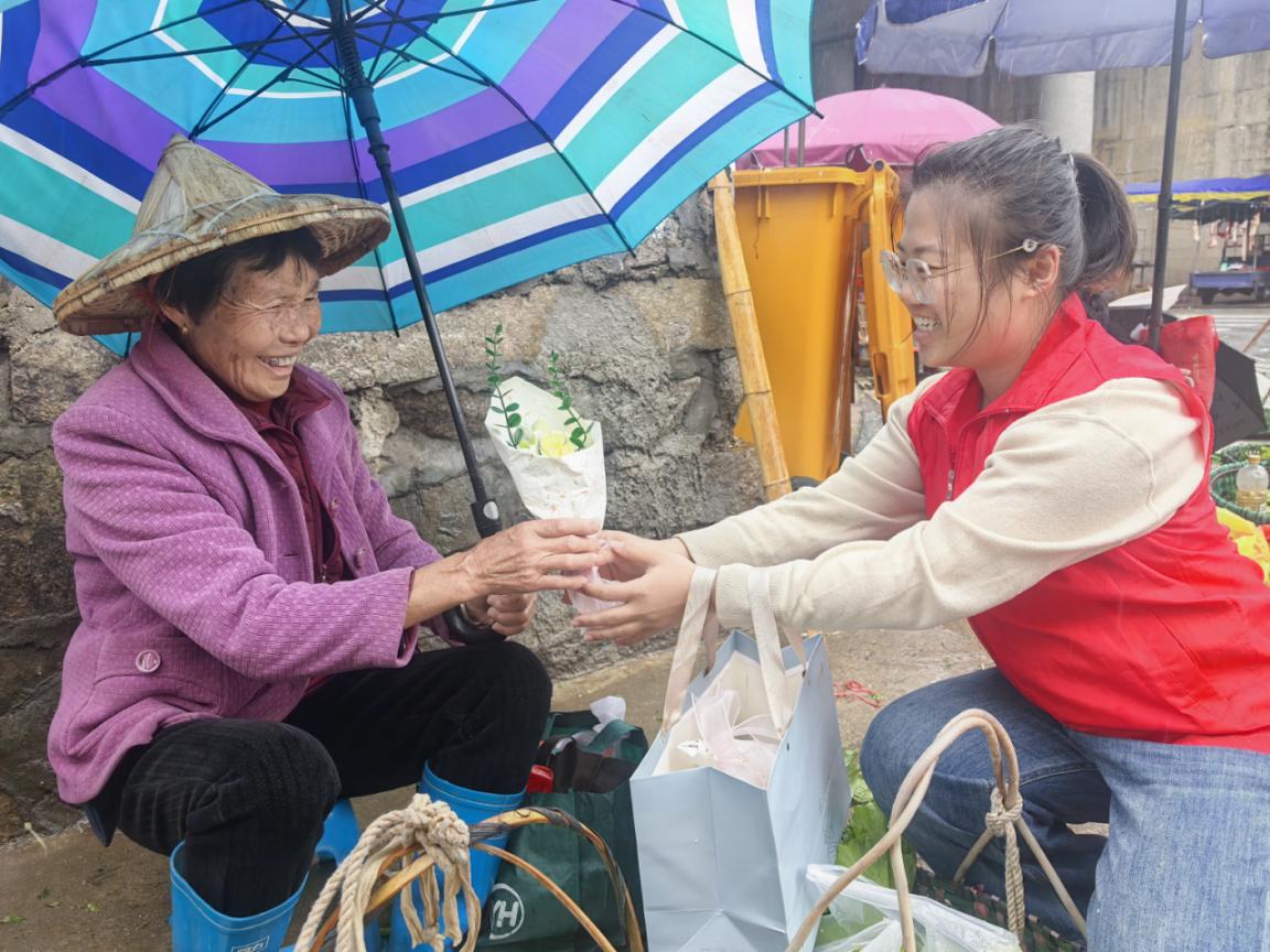 平安产险泉州中心支公司：烟雨润瓷都 平安敬巾帼