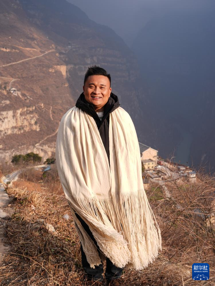 &emsp;&emsp;这是全国人大代表、四川省汉源县永利彝族乡古路村党支部书记、村委会主任郑望春（1月28日摄）。