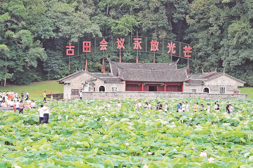 牢记嘱托勇争先 高擎党旗立潮头