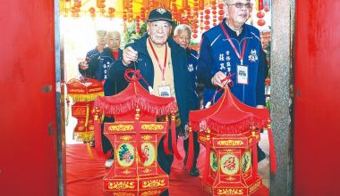 元宵佳节至 灯火话乡情 金门乡亲送来两对精美宫灯