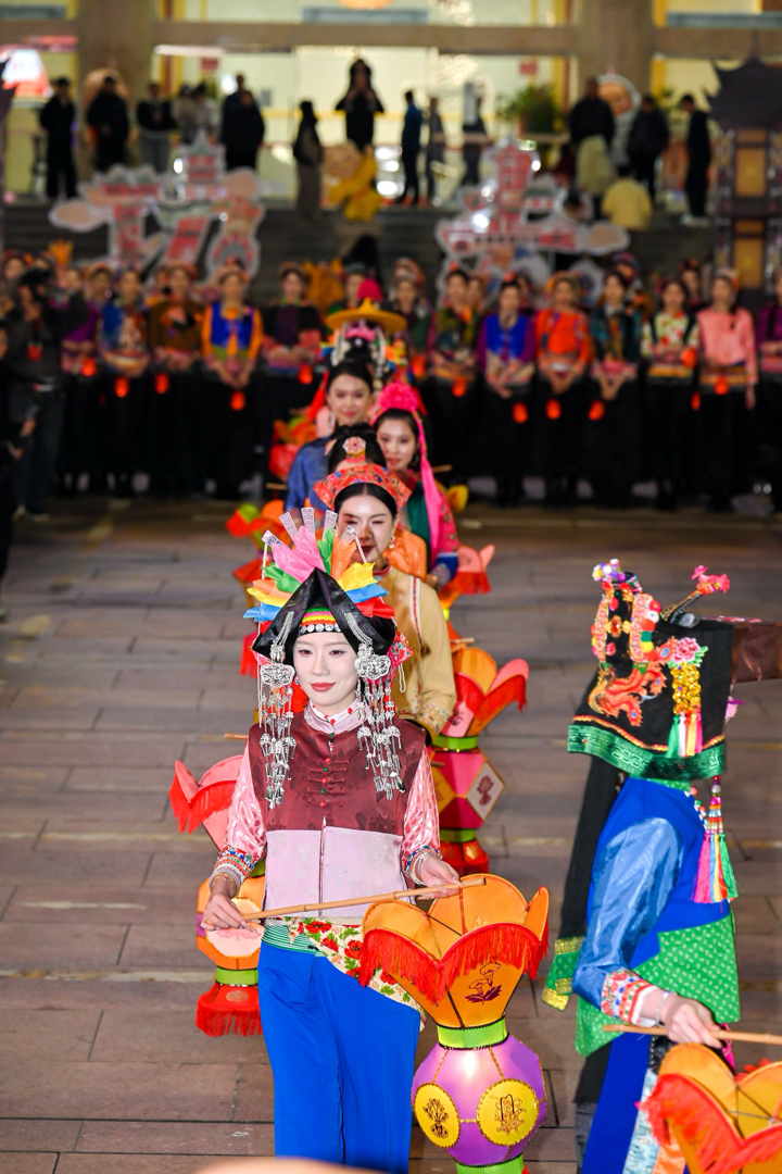 ​国际超模领衔百位惠安女在泉州古城快闪