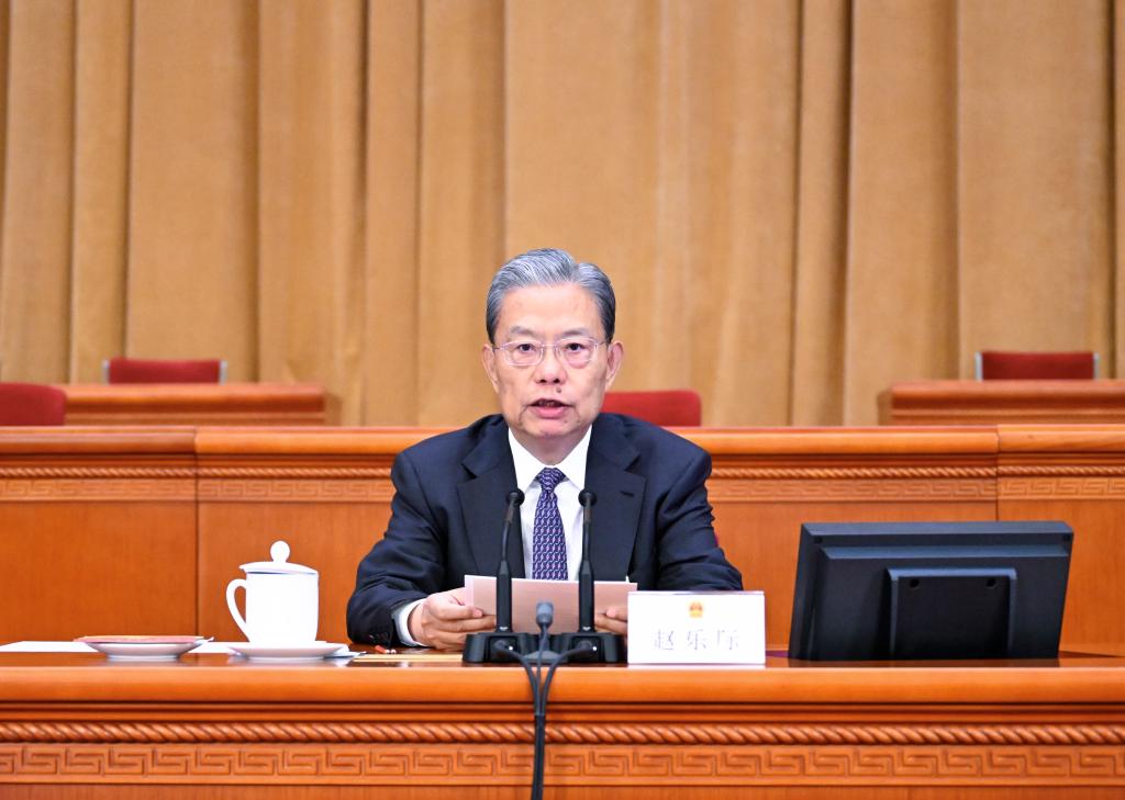 十四届全国人大四次会议举行预备会议 选举产生大会主席团和秘书长 表决通过大会议程