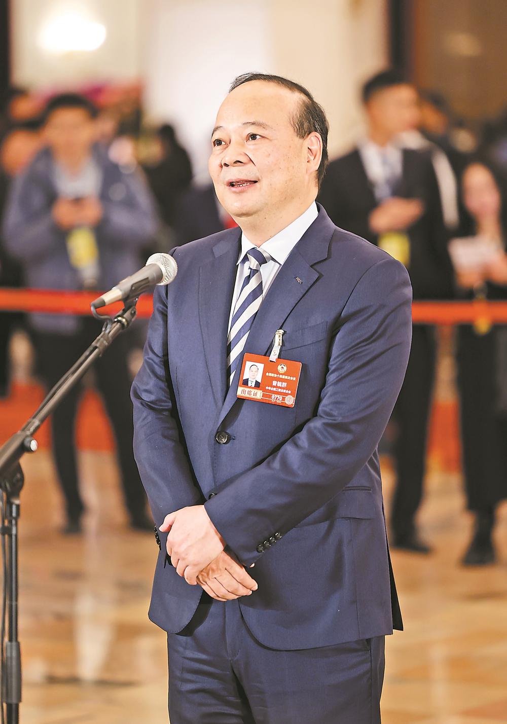 4日，全国政协十四届四次会议首场&ldquo;委员通道&rdquo;集体采访活动在北京人民大会堂举行。这是全国政协委员曾毓群接受媒体采访。 新华社