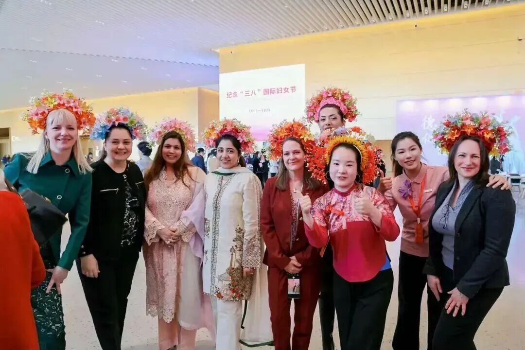 簪花映彩 共绽芳华——“簪花围”惊艳亮相“三八节”中外妇女招待会