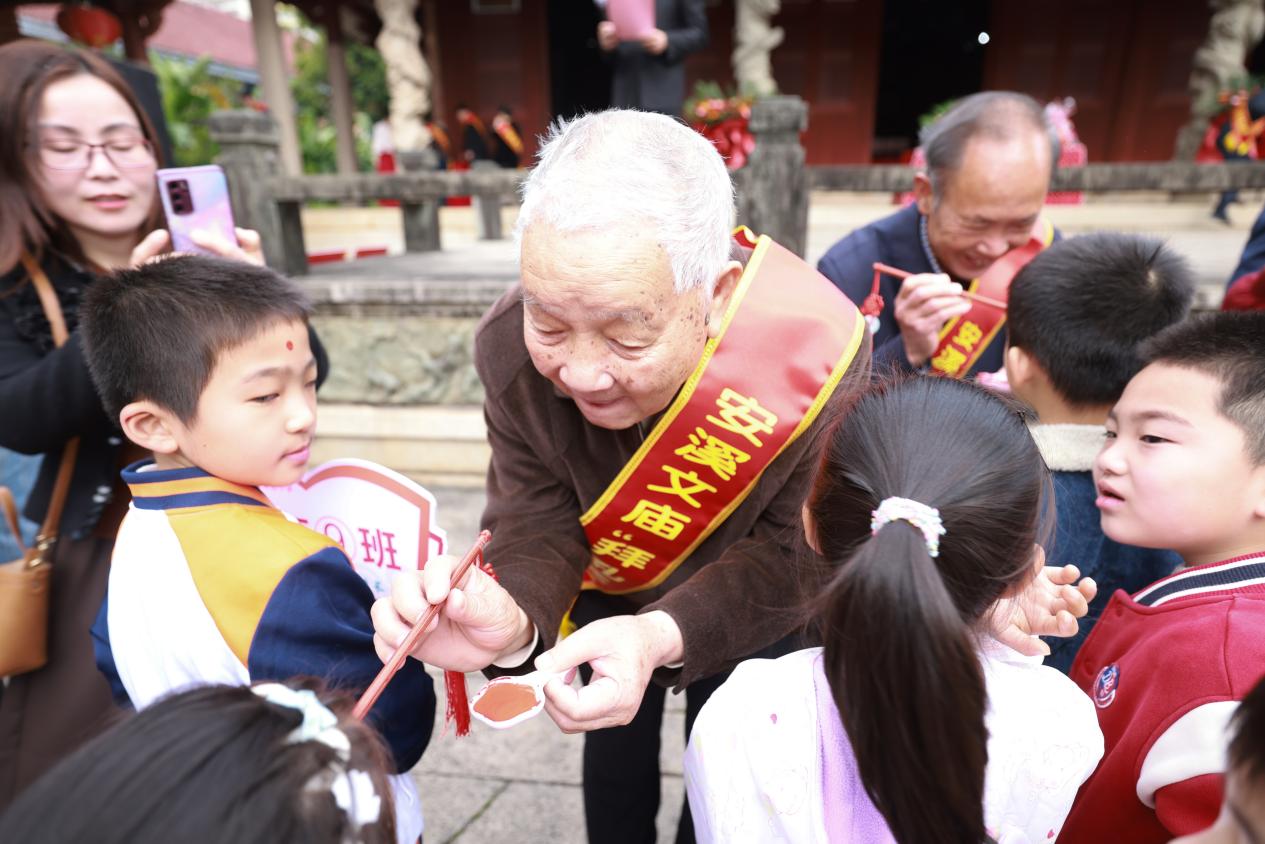 朱砂点智承文脉 红蛋纳福启新程——安溪以传统入学礼赓续崇文重教之风