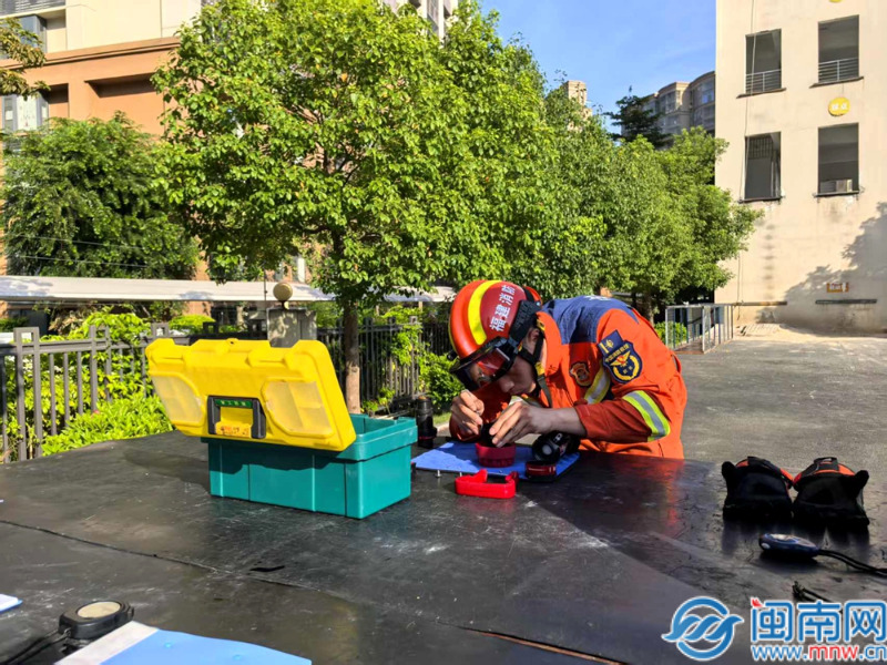 华安：“做的比说的好听”——且看黄伟鹏在“火焰蓝”燃烧的青春