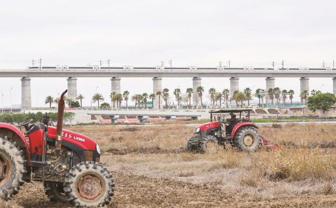 石狮湿地公园农田翻耕忙  745多亩盐碱地将变身“丰产田”