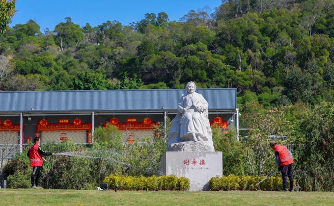 添绿寄思 赓续精神 谢希德先生雕像周边新栽种580株洒边变叶木