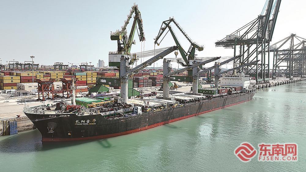 福州港江阴港区首次向中美洲出口工程设备