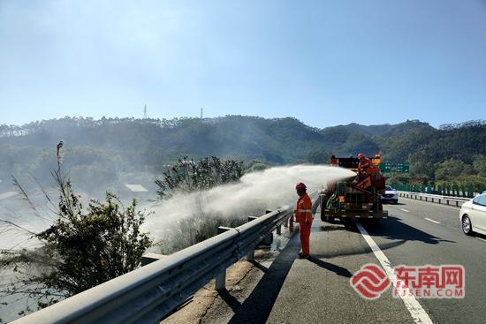 高速边坡风大火急 多方联动半小时成功处置火情