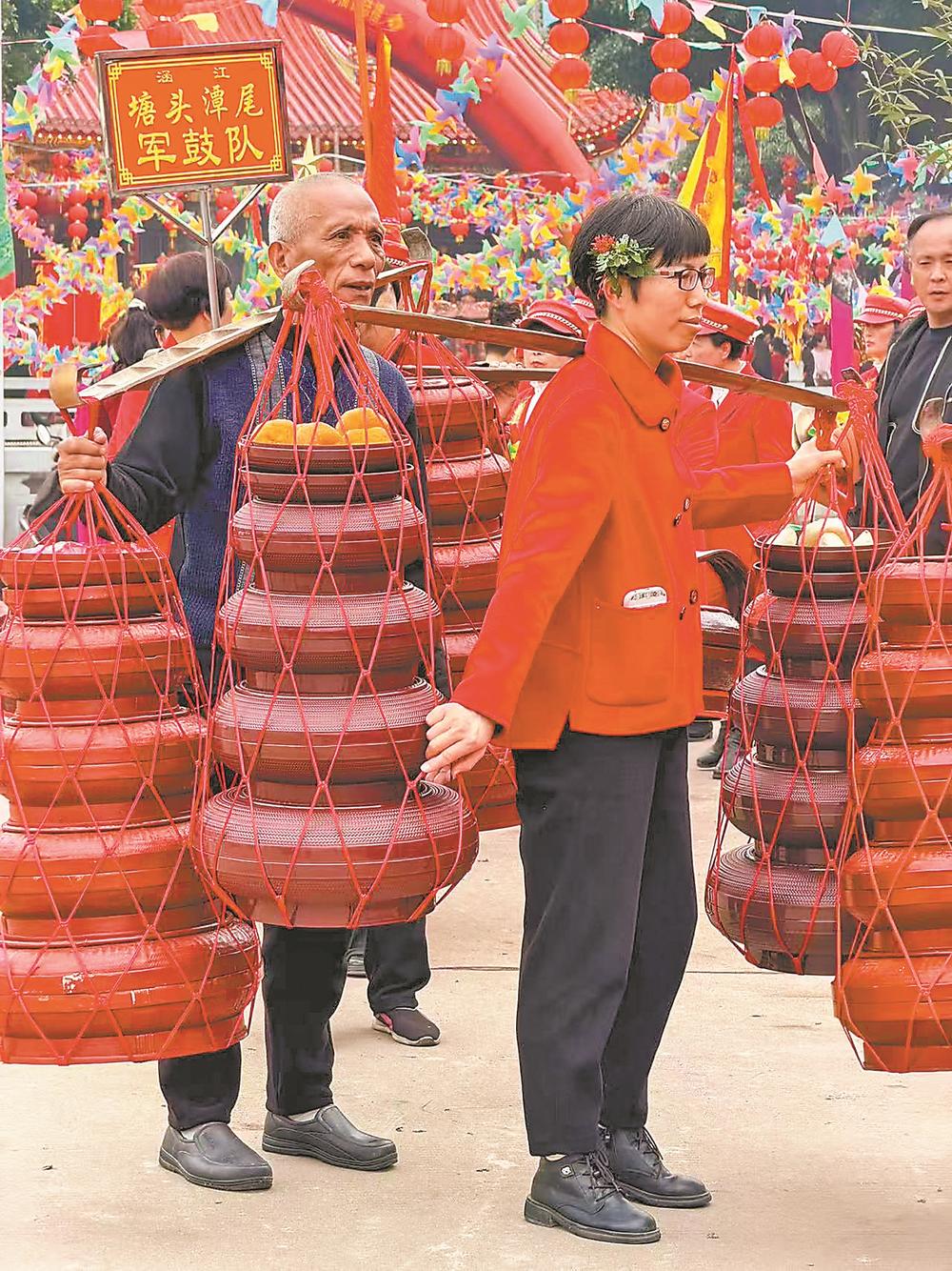 新坡村“千担万盘”活动,男女老少齐上阵。林鹏 摄