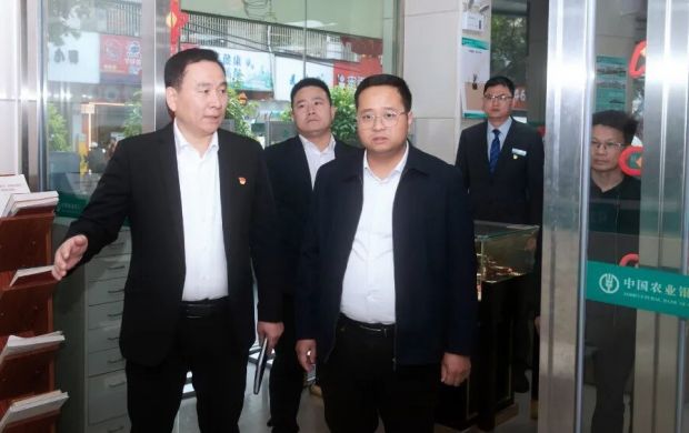 德化縣委書(shū)記方俊欽到金融部門調(diào)研