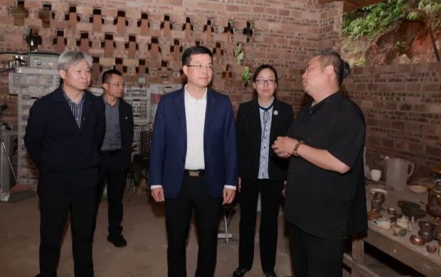 德化县县长吴志朴调研陶瓷产业发展工作