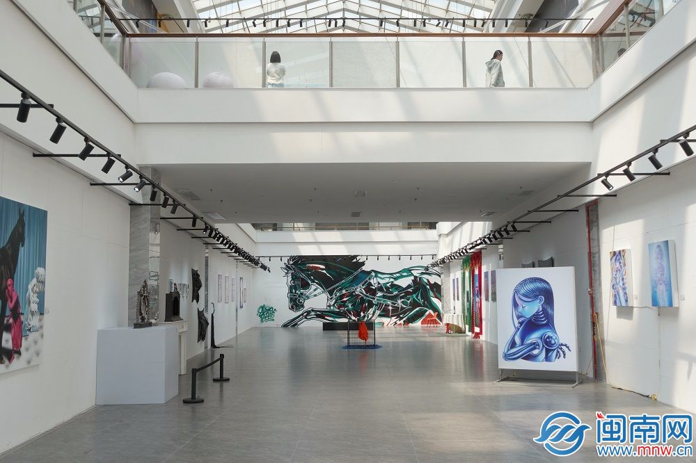 当代艺术群展在泉州鲤城启幕 130余件作品集中亮相