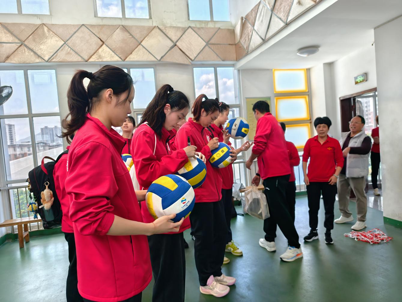 福建安溪铁观音女排与离退休干部开展“活力银龄”主题活动