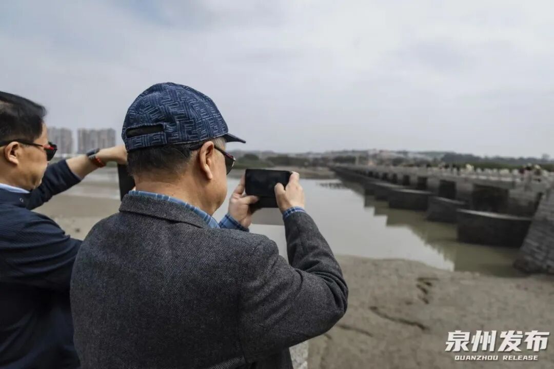 文学大家莫言踏访洛阳桥：用镜头对话千年海丝古韵