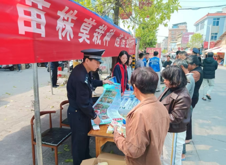 诏安官陂：走村入户织密防毒网 摆台设点筑牢禁毒墙