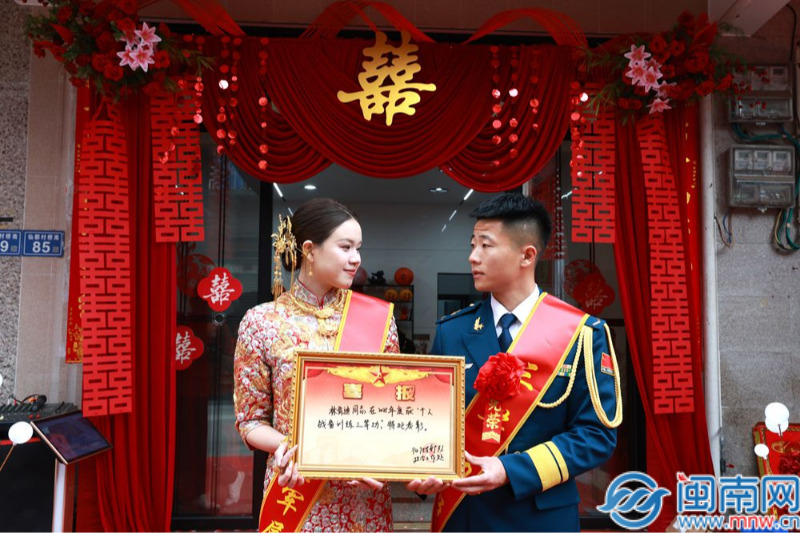 华安：立功喜报送到婚礼现场
