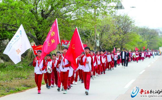 晋江一小学连续四年 徒步8公里祭英烈