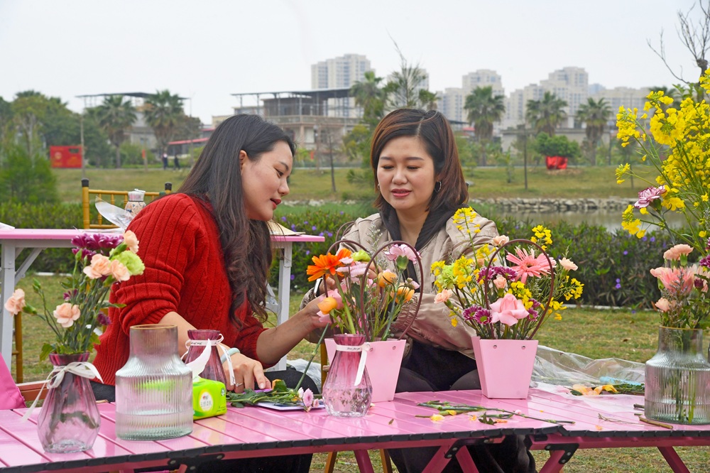 花田沐春光 泉港首届油菜花露营季启幕