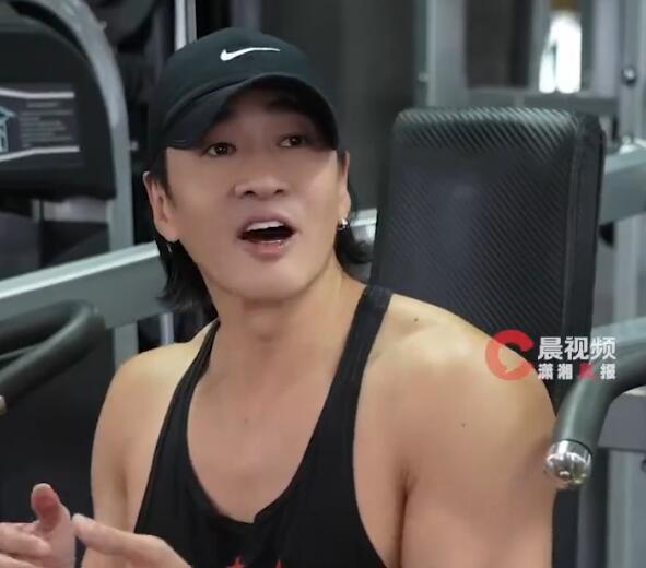 何润东曾被导演说太瘦 为拍戏打着钢钉坚持健身