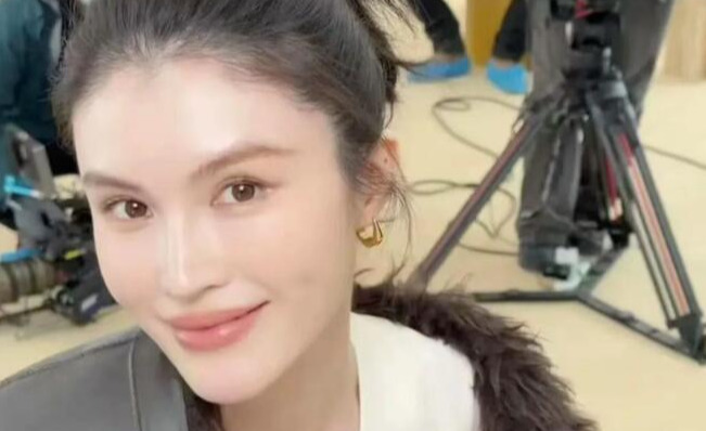 何穗邀网友一起打卡八段锦 称早睡身体健康皮肤好