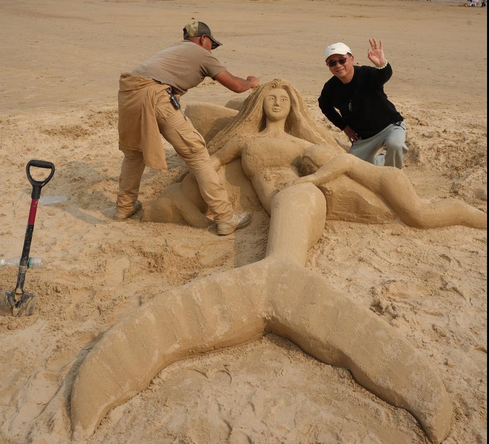 哈尔滨雪雕师“游在石狮” 灵感奔涌创作沙雕“美人鱼”