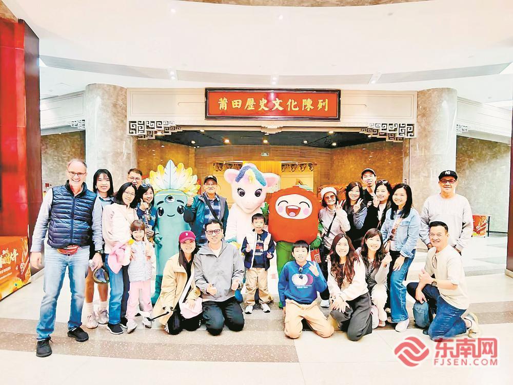 翁隆秋一家三代合影留念。