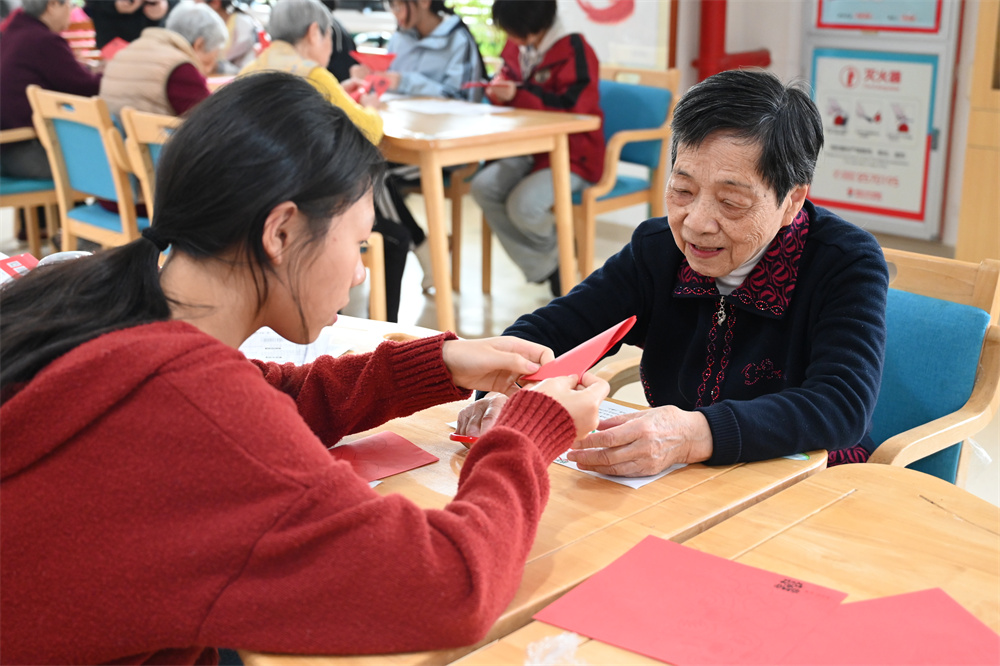 学生们陪老人一起剪纸3
