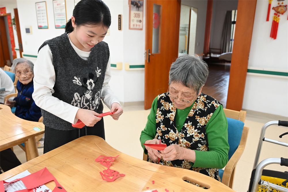 学生们陪老人一起剪纸4