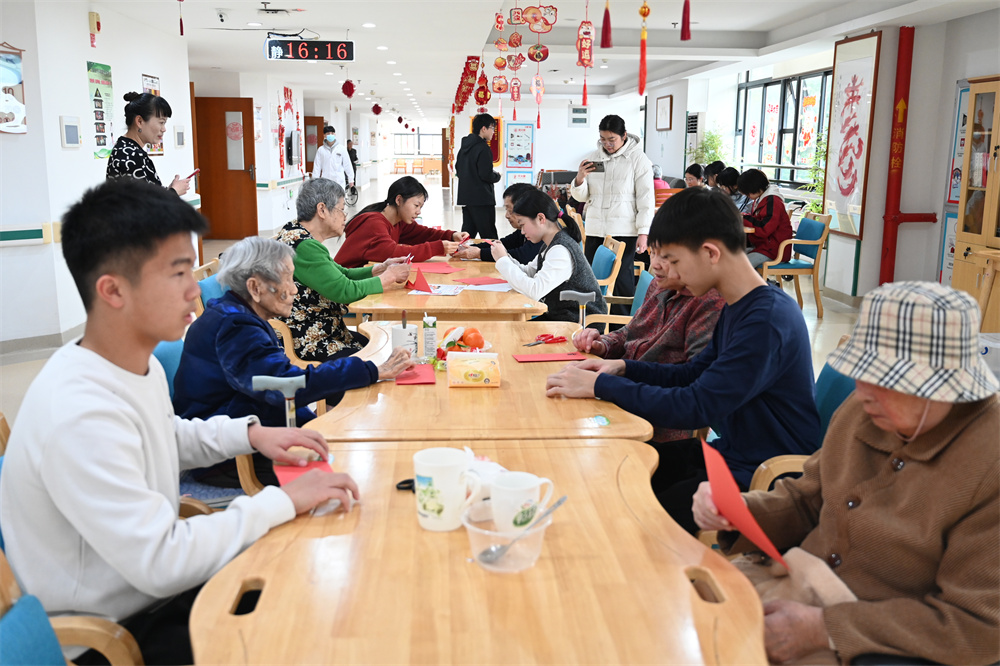 学生们陪老人一起剪纸2