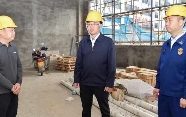 德化縣縣長(zhǎng)吳志樸開(kāi)展安全生產(chǎn)檢查