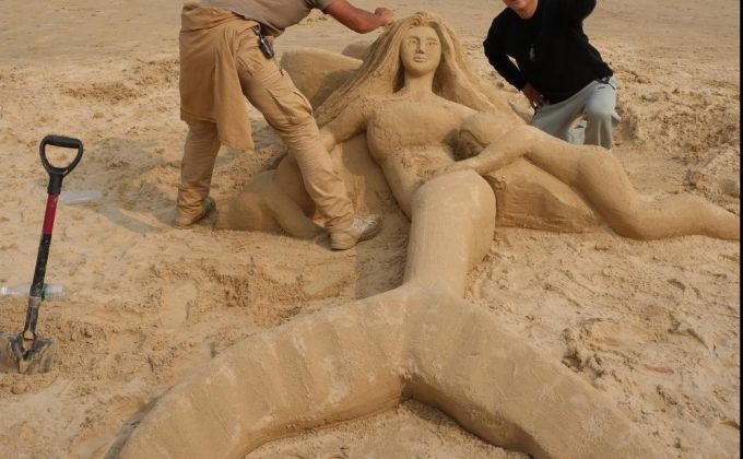 哈尔滨雪雕师“游在石狮” 灵感奔涌创作沙雕“美人鱼”