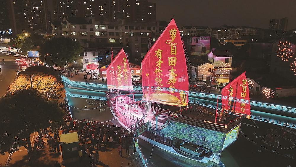 夜晚，萝苜田大舞台演出现场人潮涌动。  陈少希 摄