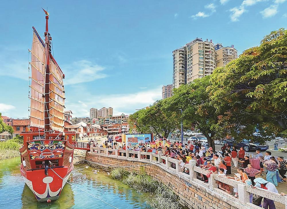 &ldquo;兴涵号&rdquo;停靠在萝苜田水心河畔。  陈少希 摄